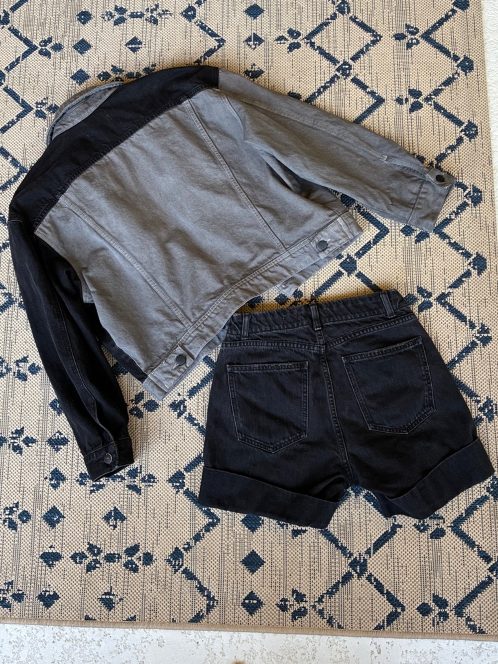 2-Piece Two-Tone GUESS? Jeans Jacket and Jorts Set - M Jkt / 26" Shorts - Picture 2 of 10